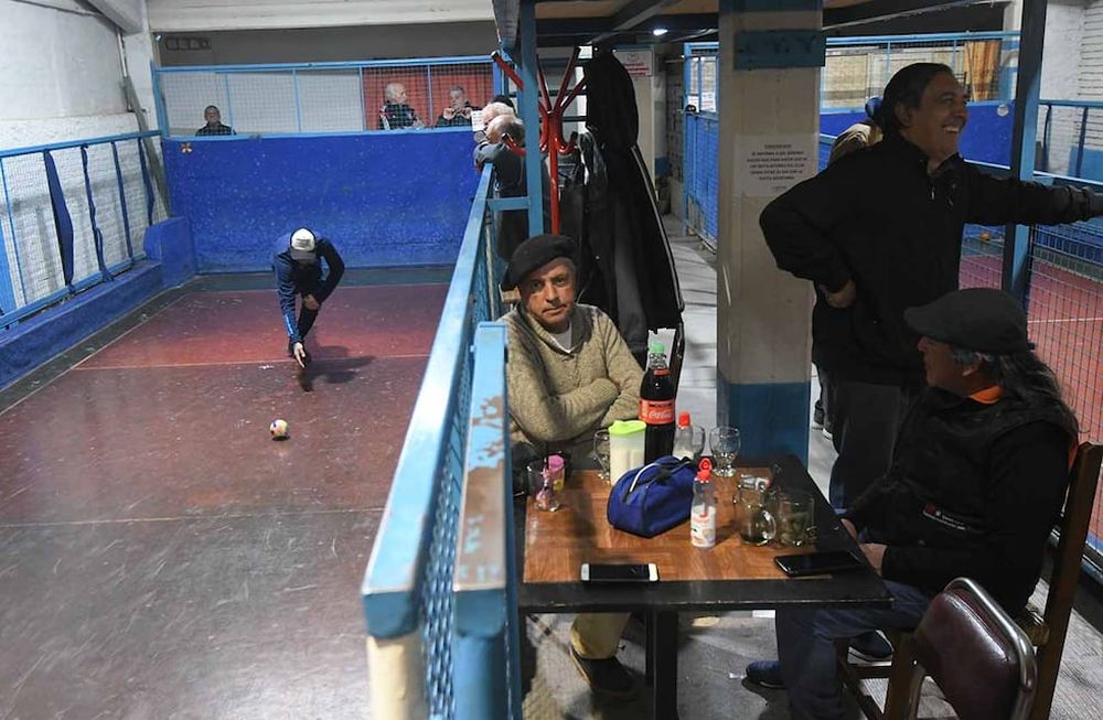 Mientras unos disputan partidos de bochas, otros comparten anécdotas en la cantina del club Agustín Álvarez. | Foto: José Gutiérrez / Los Andes