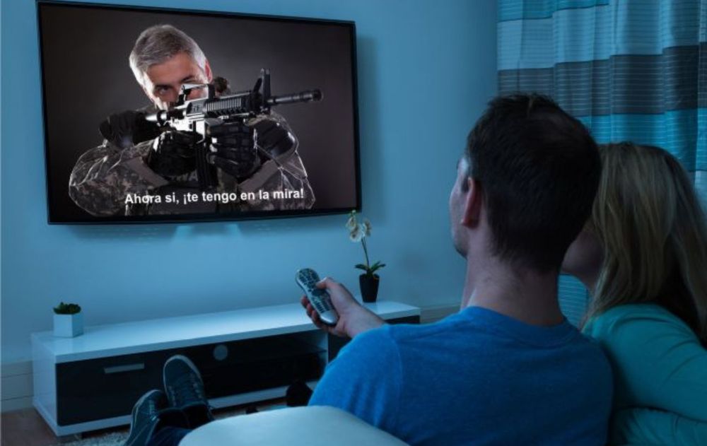 Que una persona vea películas con subtítulos aunque entienda el idioma original no es una contradicción, sino una elección segura en la comprensión.