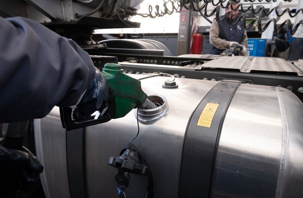 Camiones esperan horas para poder cargar combustible en la estacion YPF de Perdriel, en Luján de Cuyo. Foto: Ignacio Blanco / Los Andes