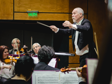 El maestro Javier Logioia Orbe dirigirá la Orquesta Sinfónica de la UNCuyo.