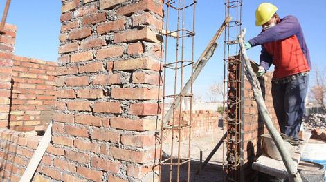Los Andes | Construccion, obrasObreros trabajan en la construcción de una vivienda, en el departamento de Junín Foto José Gutierrez / Los AndesTrabajos, construcciones, albañil