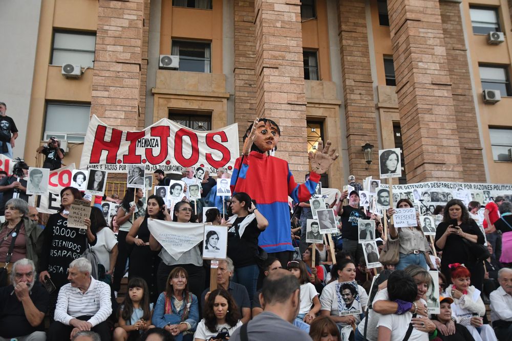 Multitudinaria marcha por las calles del centro de Mendoza a 50 años del golpe militar y que concluyó en la explanada de Casa de Gobierno.