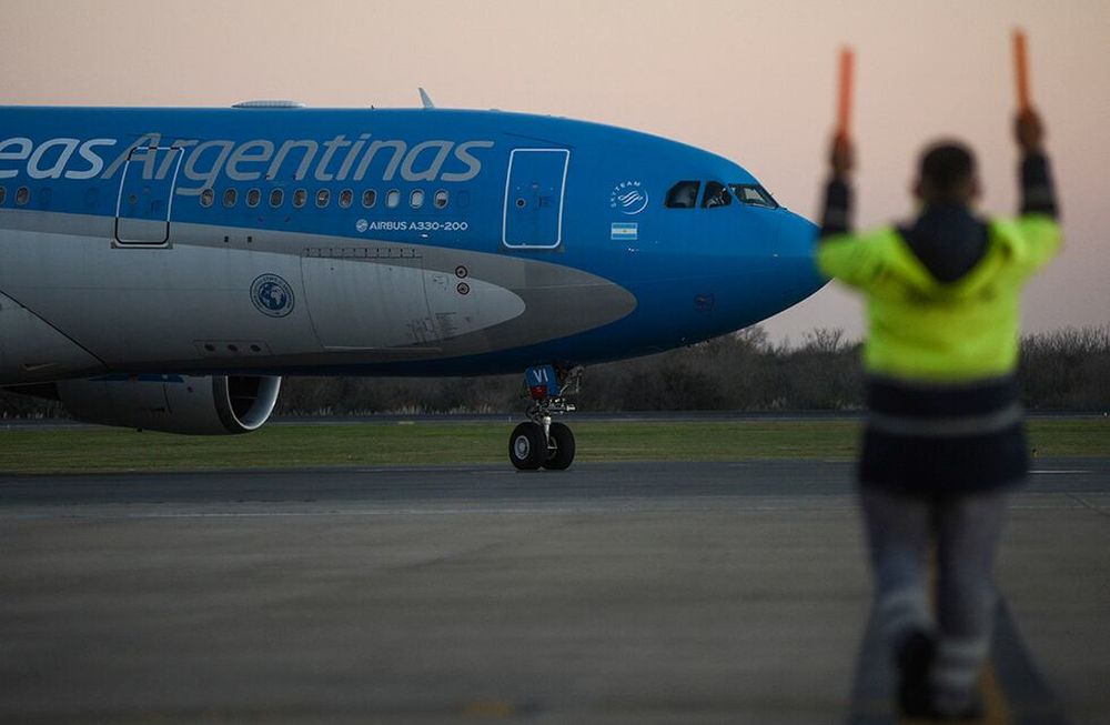 Con 1.200 empleados aislados, Aerolíneas Argentinas comenzó a cancelar vuelos