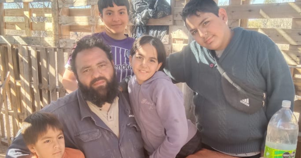 Hogar, dulce hogar: familia desalojada de tierras de Abel Pintos no deja de recibir ayuda para su nueva casa. Foto: Gentileza