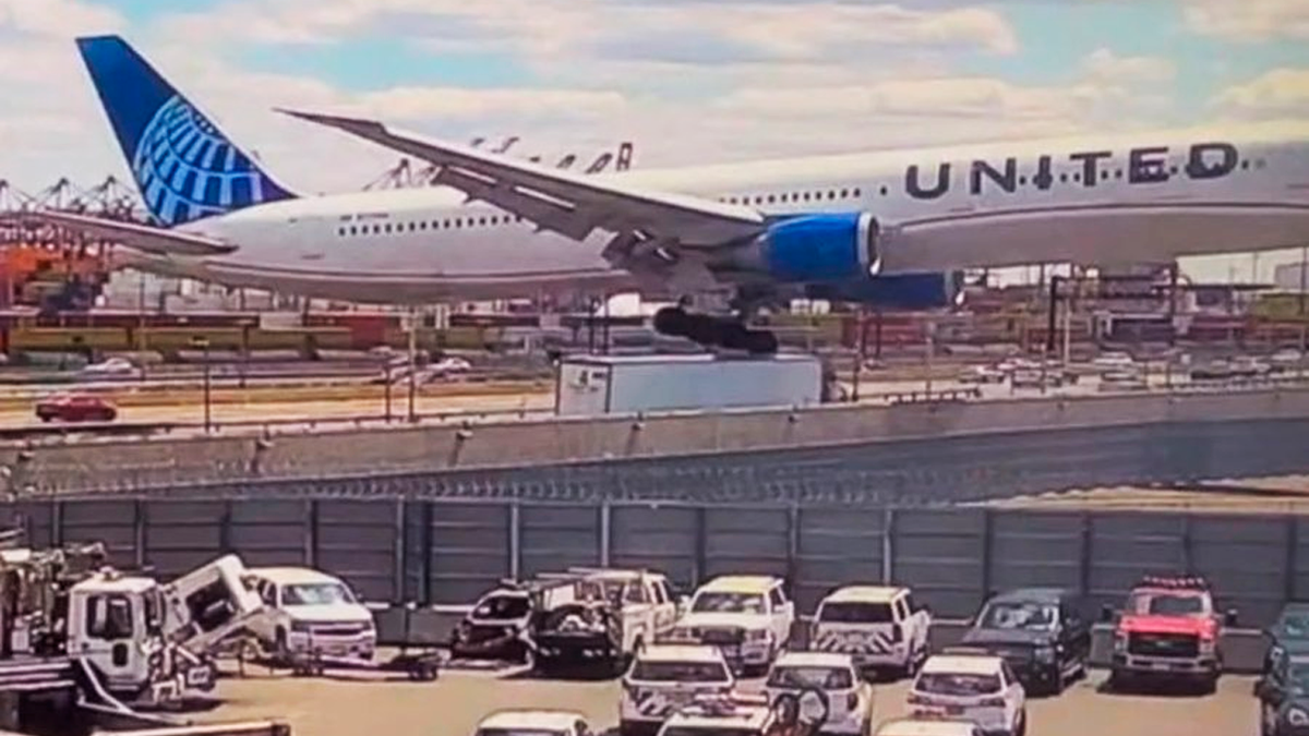 Impactante video: un avión golpeó un poste y chocó con un camión al aterrizar en Estados Unidos