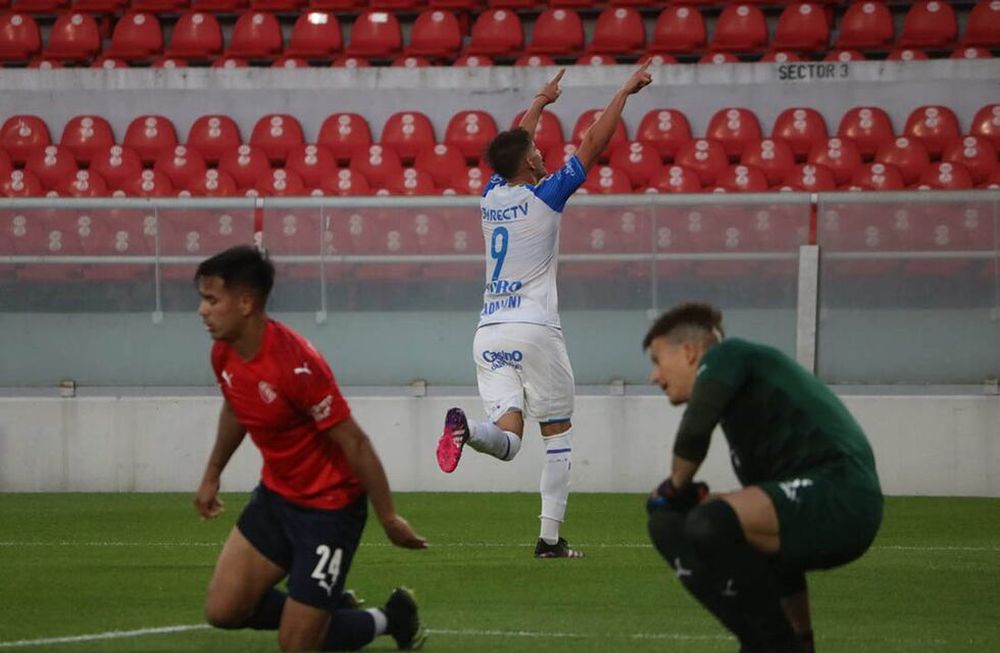 Golazo. Otro de los méritos de Flores fue bancar a Tomás Badaloni, quien cortó una larga sequía en Avellaneda.