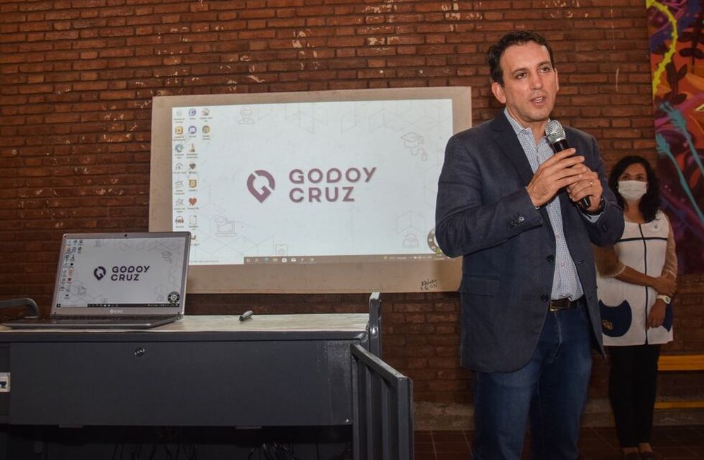 EduTec y la apuesta a achicar la brecha tecnológica: se hizo la primera entrega de netbooks a estudiantes de Godoy Cruz