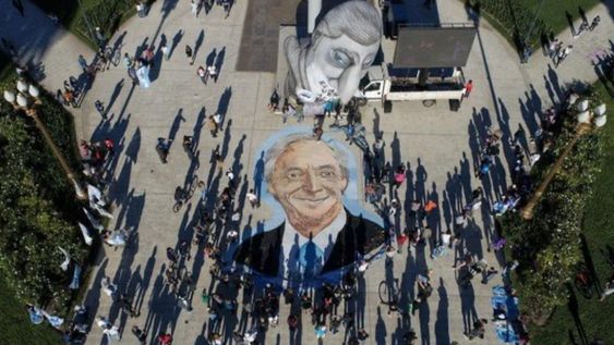 Vista desde el cielo, los simpatizantes realizaron un homenaje de mil flores en la Plaza de Mayo por el décimo aniversario de muerte del expresidente.