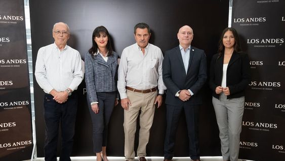 Francisco Bravo, Marisa Repetto, Gustavo Georgetti, Dalmiro Garay y Bárbara Peñaloza fueron los panelistas presenciales del séptimo encuentro del ciclo Pilares dedicado a Gobierno Digital. Foto: Ignacio Blanco / Los Andes