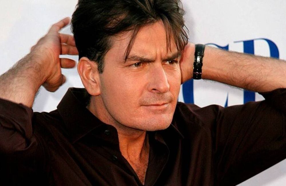 De no creer: Charlie Sheen atacó a su dentista con un cuchillo