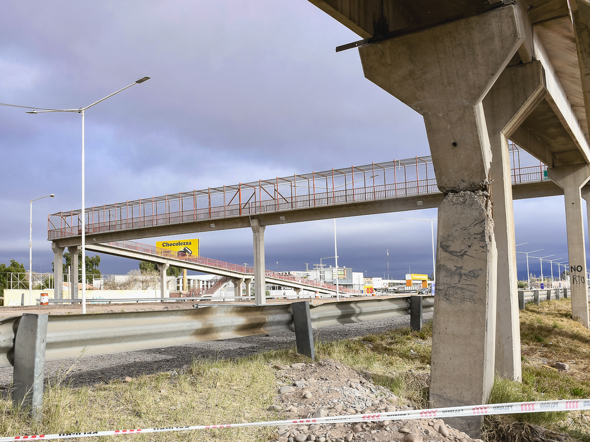 Siguen los trabajos para reparar la pasarela peatonal del Acceso Este