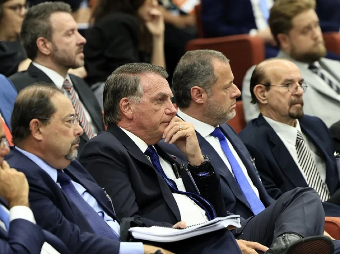 Fotografía cedida por el Supremo Tribunal Federal de Brasil que muestra al expresidente Jair Bolsonaro durante la primera audiencia este martes, en Brasilia (Brasil).