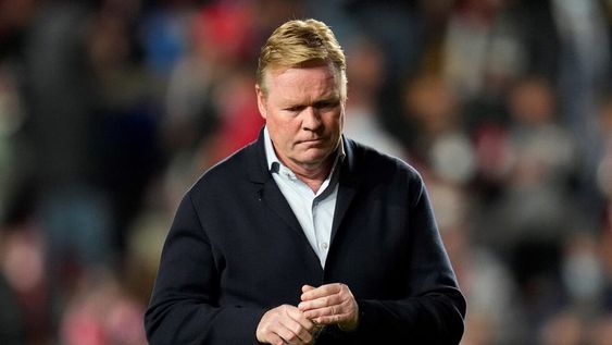 El neerlandés Ronald Koeman fue despedido del Barcelona, anunciaron medios catalanes. (AP)