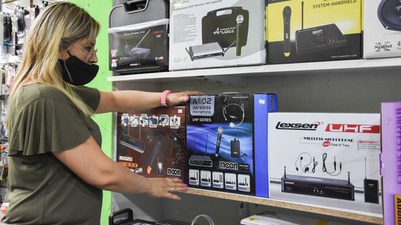 Efecto. Cada restricción a las importaciones y al dólar, repercute inmediatamente en los artículos electrónicos. Foto: Mariana Villa / Los Andes.