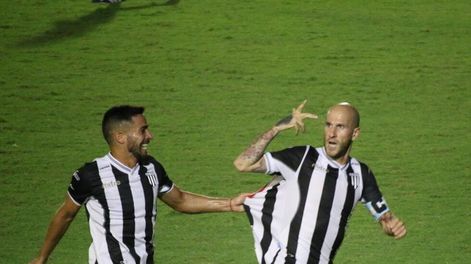 Cristian Llama, el número 10 del Lobo, el mejor jugador de la categoría en este momento. Autor del un golazo. / Gentileza.