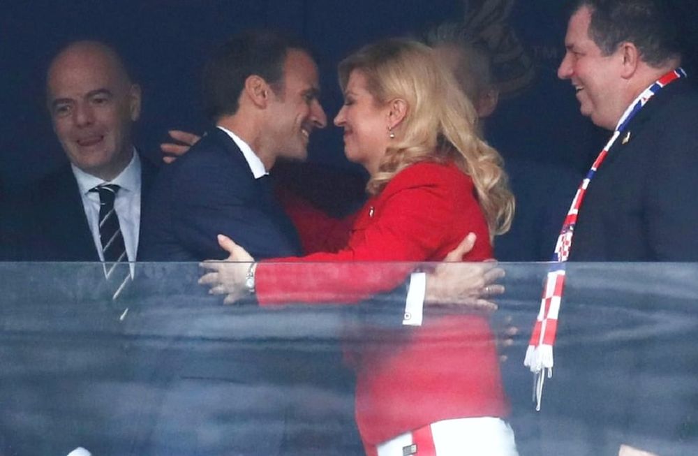 Video: el enérgico beso de Macron y la presidenta de Croacia que revolucionó las redes
