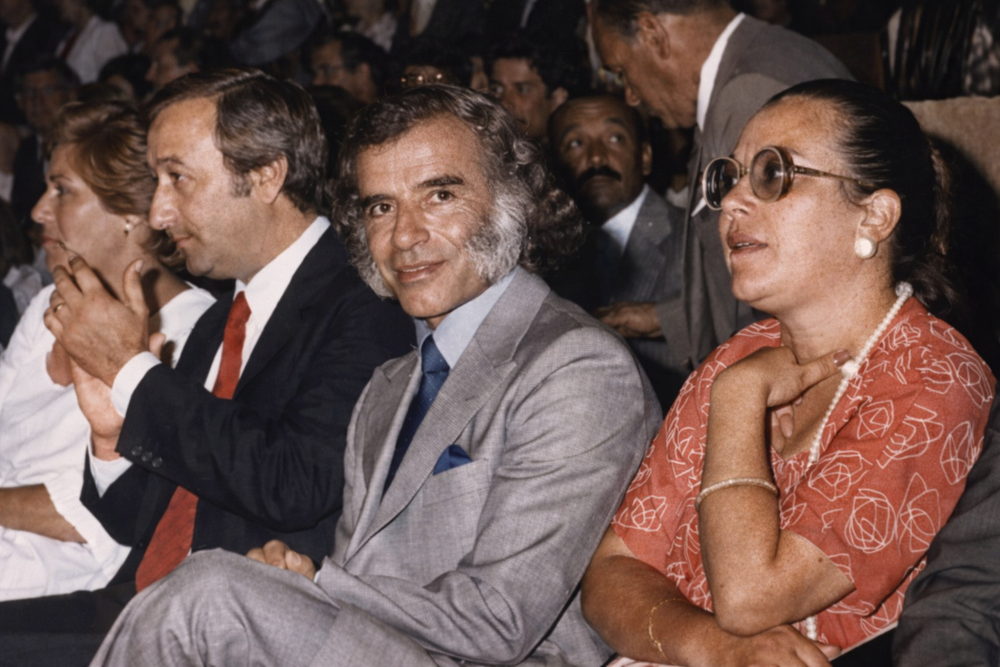 Entre las visitas institucionales de aquella edición, el gobernador Carlos Menem asistió al Acto Central, en una Vendimia marcada por el regreso y la escala del Cincuentenario. 