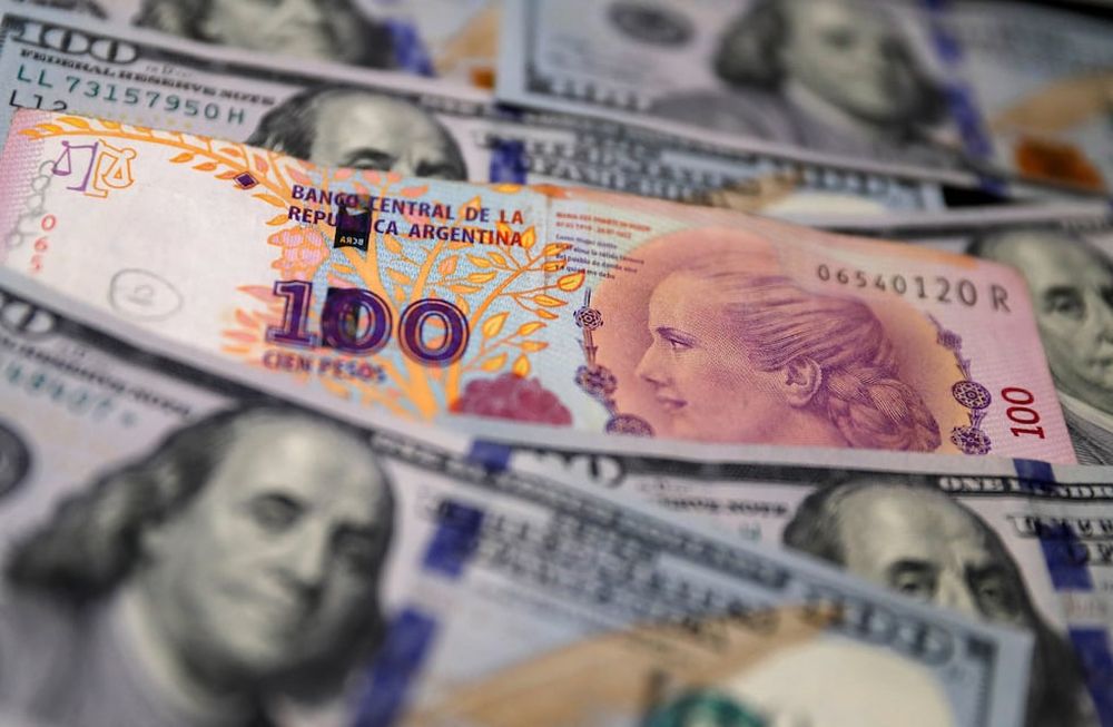 Dólares y pesos, ¿qué pasaría en la Argentina si convivieran legalmente?