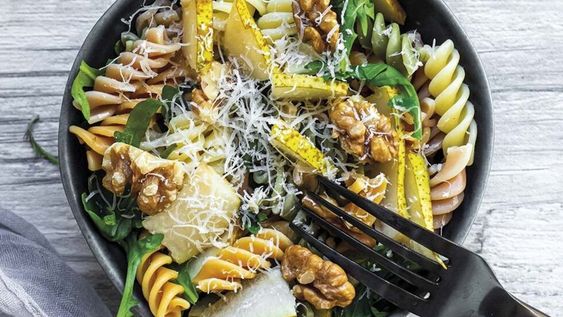 Ensalada de pasta con pera y nueces