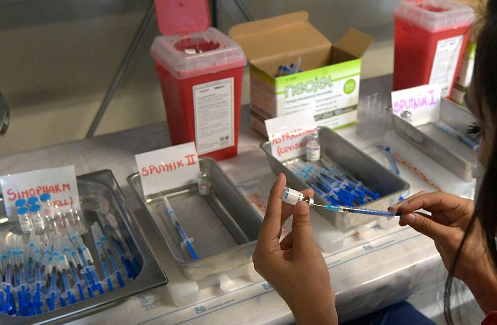 En el Centro de Campaña - Le Parc  en el departamento de Guaymallén Mendoza, realizan la vacunación contra Covid 19. Foto: Orlando Pelichotti/ Los Andes