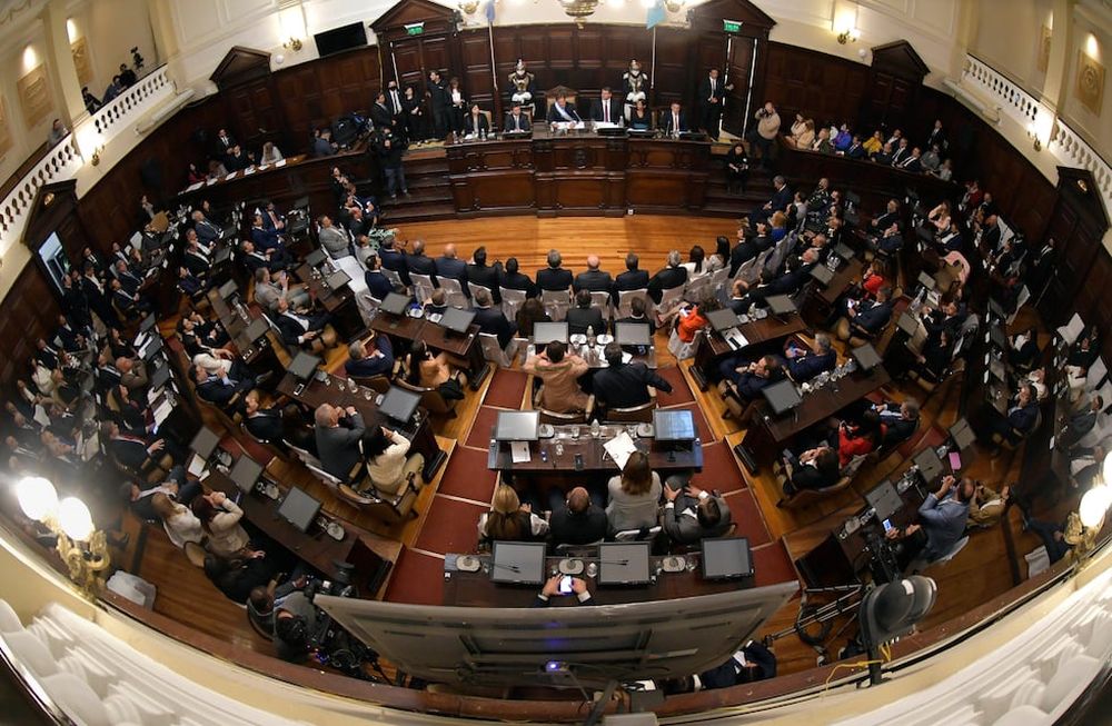 01 de Mayo2 Mendoza  PolíticaApertura de sesiones ordinariasLa Legislatura de Mendoza recibió al gobernador Rodolfo Suárez, quien brinda este domingo 1 de mayo su tercer discurso de apertura de sesiones ordinarias, en la Legislatura ProvincialEl mandatario presenta su discurso anual ante la Asamblea Legislativa, es decir, los senadores y diputados provinciales reunidos en el recintoFotoo:  Orlando Pelichotti / Los Andes