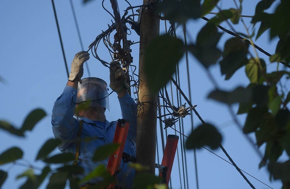 Los prestadores locales del servicio piden usar los postes del alumbrado para llegar a más hogares con fibra óptica. Foto: José Gutierrez / Los Andes