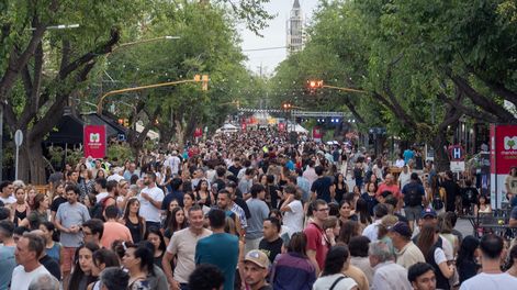 Con música y gastronomía, la Ciudad de Mendoza celebró la reapertura de la avenida Sarmiento.
