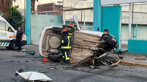 Los Andes | Chocó contra el cantero central del carril Rodríguez Peña y murió