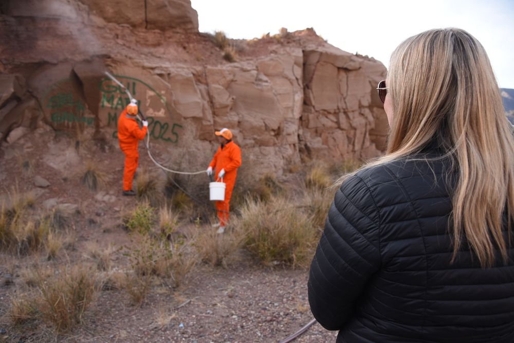 Limpieza de pintadas en las piedras al costado de la ruta 7, en Potrerillos. En el operativo estuvo la vicegobernadora Hebe Casado.