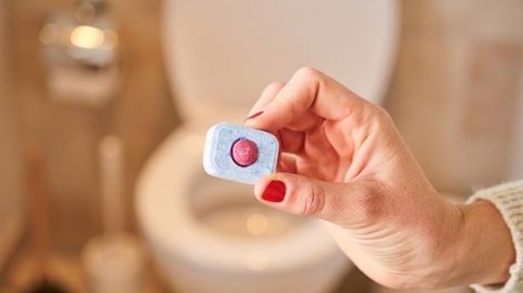 Llamativamente es un limpiador potente que puede utilizarse en diferentes superficies del baño.