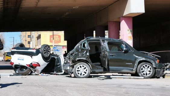 Una persona murió y dos menores fueron trasladados de urgencia al Hospital Notti. Otros adultos resultaron heridos.&nbsp; 