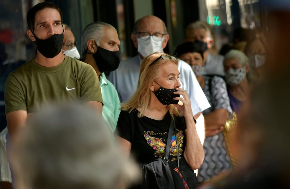 Tres grupos de beneficiarios cobran esta semana sus salarios o asignaciones con aumentos del 12,11%. Foto: Orlando Pelichotti / Los Andes
