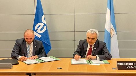 Firma de Guzmán con el director de la Agencia, Fatih Birol.