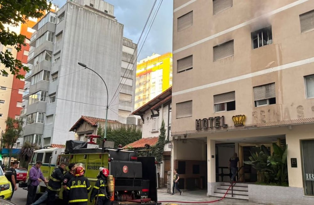 Se incendió un hotel y sus ocupantes se vieron obligados a saltara por las ventanas  (Foto: Web)