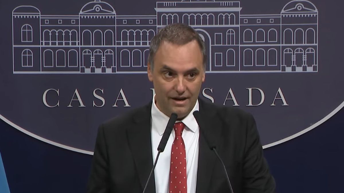 En medio de los cuestionamientos, Manuel Adorni tuvo un aumento de salario de más del 100%