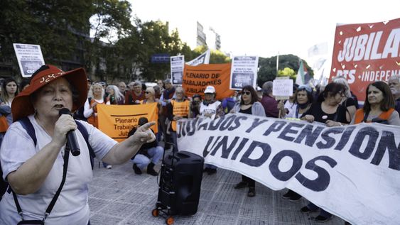 Los jubilados y organizaciones sociales llevaron adelante hoy una nueva marcha en los alrededores del Congreso mientras los diputados concretaban la sesión preparatoria.