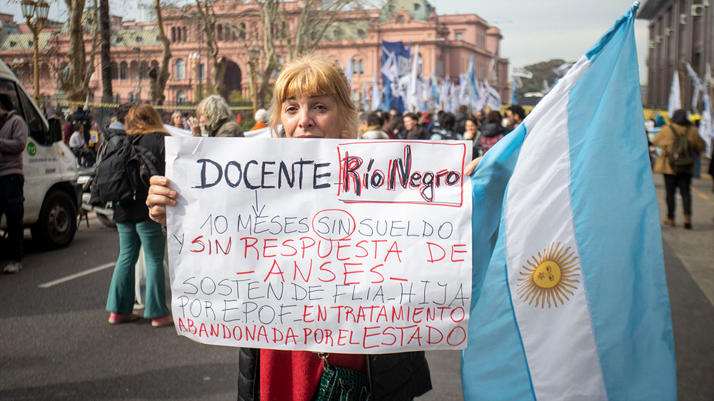 La CGT y las CTA marcharon al Ministerio de Economía y reclamaron un programa para refinanciar deudas.