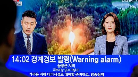 Un noticiero surcoreano anuncia el lanzamiento de un misil balístico de corto alcance por parte de Corea del Norte al mar de Japón en noviembre de 2022.