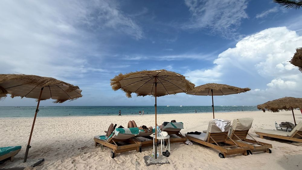 Los beach clubs frente al mar combinan reposeras, gastronomía y vistas al agua turquesa en distintas zonas de Punta Cana.