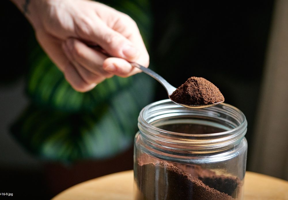 Café molido y canela ¿cuál es el propósito de colocarlos en un frasco dentro del hogar