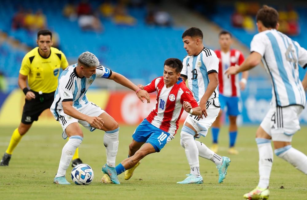 Matías Segovia (c) de Paraguay disputa un balón con Alejo Véliz (i) de Argentina hoy, en un partido de la fase de grupos del Campeonato Sudamericano Sub20 entre las selecciones de Paraguay y Argentina en el estadio Pascual Guerrero en Cali (Colombia). Foto: EFE/ Ernesto Guzmán Jr.