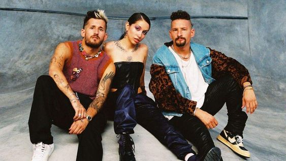 Mau y Ricky junto a María Becerra presentaron Mal acostumbrao