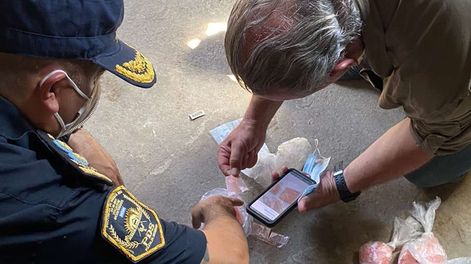 Los Andes | La cocaína adulterada incautada el miércoles en el búnker del asentamiento Puerta 8 del partido bonaerense de Tres de Febrero donde las compraron las personas intoxicadas se vendía a un valor de entre 350 y 700 pesos, en dosis de medio gramo envasadas en