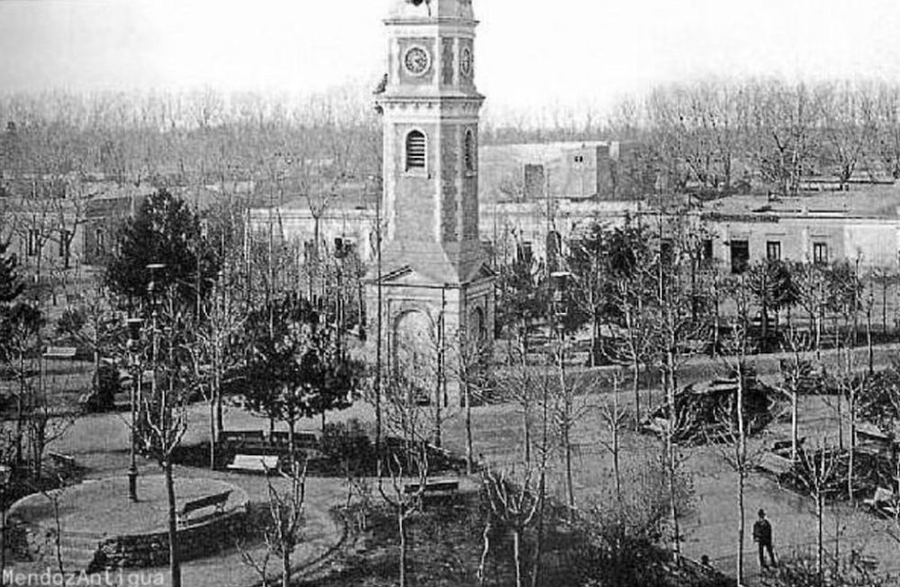 Los mendocinos oscilaban entre pasear por el lago que estaba en la Plaza Independencia o ir a escuchar las melodías del reloj de la Plaza Cobos, actual San Martín.