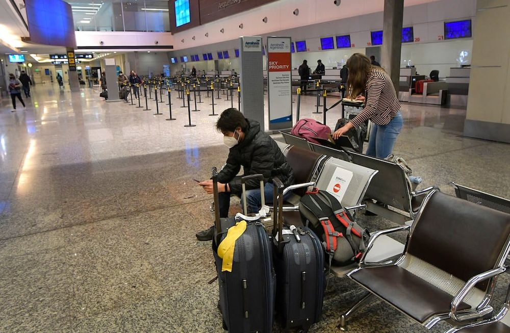 El aeropuerto de Mendoza Francisco Gabrielli,  recibió autorización como «corredor seguro» y podrán regresar los vuelos internacionales Mendoza se convertirá en el primer aeropuerto del interior del país con autorización para volver a recibir vuelos internacionales desde el estallido de la pandemia de Covid 19,  en marzo de 2020, poniendo fin a la situación de desigualdad que vivían pasajeros de las provincias, los cuales debían movilizarse via Buenos Aires para ingresar o salir de Argentina Foto: Orlando Pelichotti