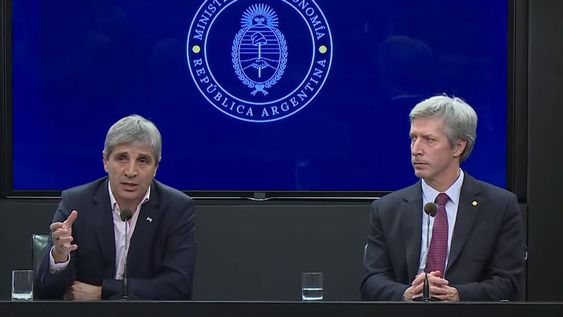 El ministro de Economía, Luis Caputo, y el titular del Banco Central, Santiago Bausili, ofrecen una conferencia de prensa en el microcine del Palacio de Hacienda. Foto NA: CAPTURA DE VIDEO