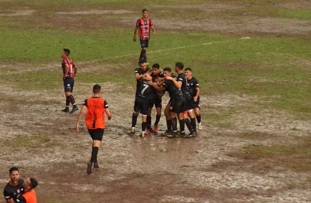 Cantando bajo la lluvia. En un partido intenso, jugado bajo un chaparrón y en un campo de juego imposible, San Martín consiguió torcer el rumbo del juego y venció a Andes Talleres 3 a 2. / Gentileza Prensa ACSM.