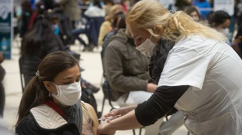 Los Andes | Desde Salud atribuyen a la vacunación la reducción de casos y el alivio del servicio sanitario provincial. Foto: Ignacio Blanco / Los Andes