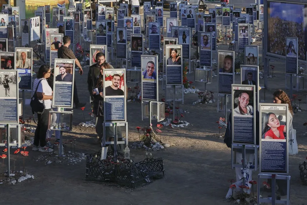 Homenaje a los fallecidos en la explanada donde se celebró el Festival Nova (Israel), lugar de la mayor masacre del 7 de octubre de 2023