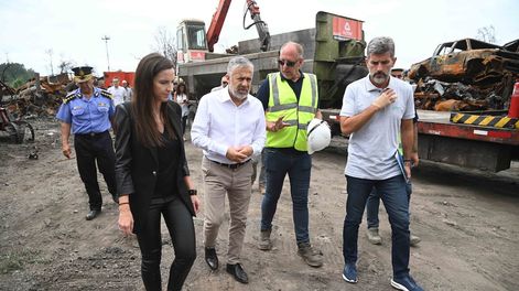 Los Andes | El gobernador Cornejo, la ministra Mercedes Rus y el intendente Ulpiano Suárez, recorrieron la compactación de vehículos en la Playa San Agustín. Foto: Prensa Mendoza